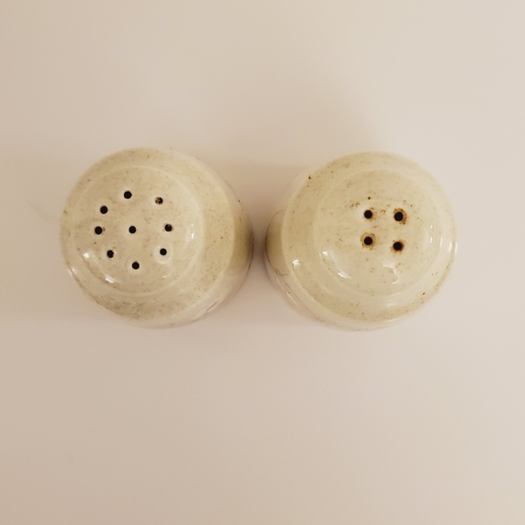 Vintage Royal Doulton Salt and Pepper Shakers - Florinda (1977) - Picture 3 of 5